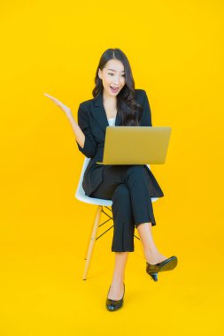 Asyalı güzel bir kadının portresi bilgisayarla izole edilmiş arka planda gülümsüyor.