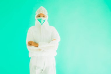 Güzel, genç Asyalı doktor kadın portre. Koronavirüsten ya da mavi arka planda kovid19 'dan korunmak için ppe ya da kişisel koruyucu ekipman takıyor.