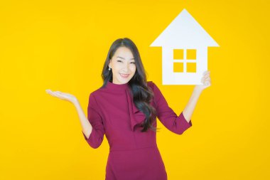 Ev ya da kağıt tabelalı güzel Asyalı kadın portresi