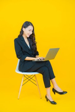 Asyalı güzel bir kadının portresi bilgisayarla izole edilmiş arka planda gülümsüyor.