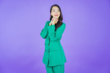 Portre güzel Asyalı kadın gülümsüyor. Renkli arka planda hareket var.