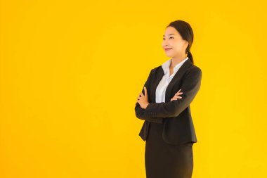 Güzel portre genç iş kadını Asyalı mutlu gülücük sarı izole arka planda birçok eylem