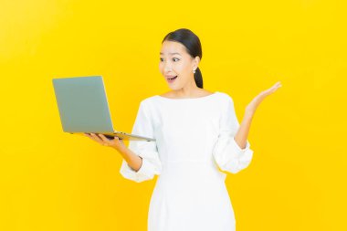 Asyalı güzel bir kadının portresi bilgisayarla izole edilmiş arka planda gülümsüyor.