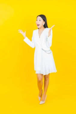 Portre güzel Asyalı kadın gülümsüyor. Renkli arka planda hareket var.