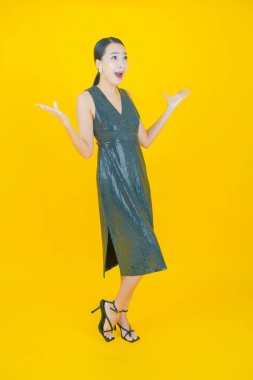 Portre güzel Asyalı kadın gülümsüyor. Renkli arka planda hareket var.