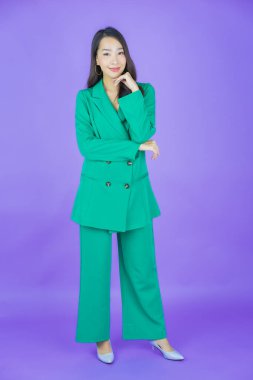 Portre güzel Asyalı kadın gülümsüyor. Renkli arka planda hareket var.