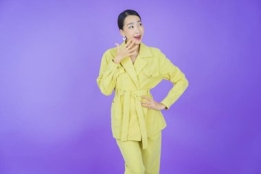 Portre güzel Asyalı kadın gülümsüyor. Renkli arka planda hareket var.