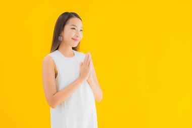 Sarı izole edilmiş arka planda güzel Asyalı bir kadının portresi.