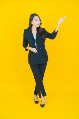 Portre güzel Asyalı kadın gülümsüyor. Renkli arka planda hareket var.