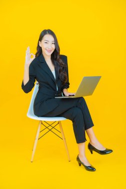 Asyalı güzel bir kadının portresi bilgisayarla izole edilmiş arka planda gülümsüyor.