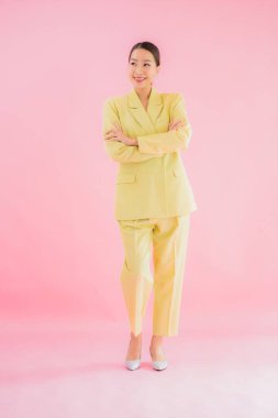 Pembe arka planda güzel Asyalı iş kadını portresi