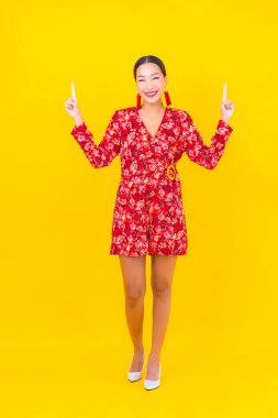 Güzel bir Asyalı kadının portresi Çin 'in yeni yıl konseptinde gülümsüyor. Renkli arka plan üzerine.