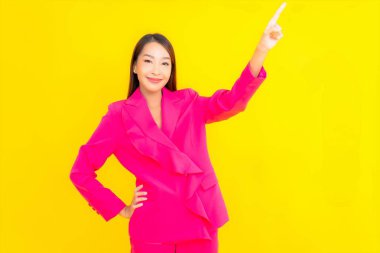 Sarı arkaplanı gösteren güzel bir Asyalı kadın portresi.