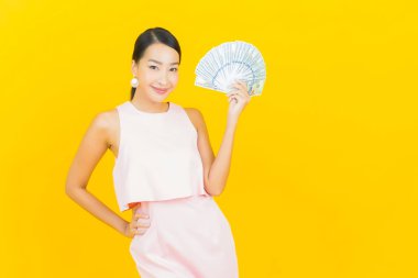 Asyalı güzel bir kadının portresi. Bir sürü para ve parayla gülümsüyor.