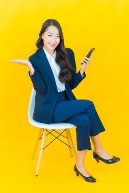 Portre güzel Asyalı kadın gülümsüyor. Renkli arka planda hareket var.