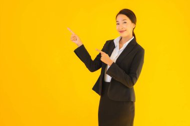 Güzel portre genç iş kadını Asyalı mutlu gülücük sarı izole arka planda birçok eylem