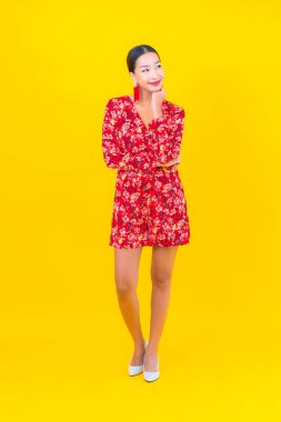 Güzel bir Asyalı kadının portresi Çin 'in yeni yıl konseptinde gülümsüyor. Renkli arka plan üzerine.