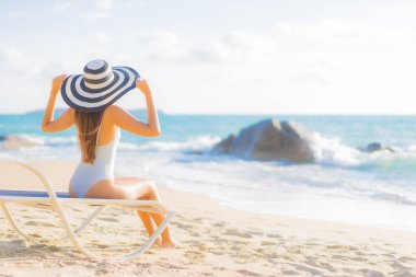 Güzel bir Asyalı kadının portresi. Rahatlayın. Plaj okyanusunda tatil yaparken gülümseyin.