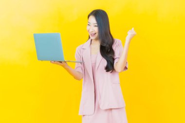 Asyalı güzel bir kadının portresi bilgisayarla izole edilmiş arka planda gülümsüyor.