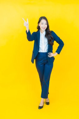 Portre güzel Asyalı kadın gülümsüyor. Renkli arka planda hareket var.