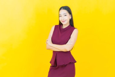 Portre güzel Asyalı kadın gülümsüyor. Renkli arka planda hareket var.