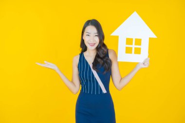 Ev ya da kağıt tabelalı güzel Asyalı kadın portresi