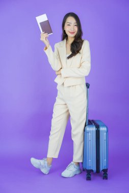 Çantalı ve pasaportlu güzel Asyalı kadın seyahate hazır.
