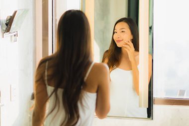 Güzel bir Asyalı kadın portresi. Banyo içinde yüzünü ve yüzünü kontrol et.