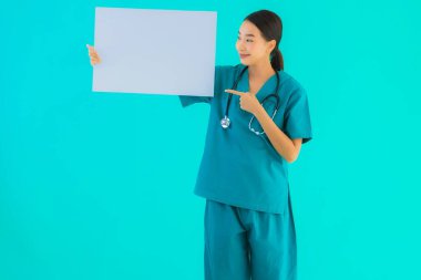 Fotokopi için boş kâğıt tahtası olan güzel Asyalı genç doktor kadın hastane ve klinikteki sağlık hizmetleri konseptinde mavi izole edilmiş arka plan.