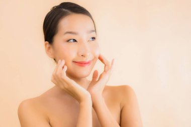 Güzellik kaplıcaları ve kozmetik makyaj anlayışı olan Asyalı güzel bir kadın portresi.