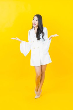 Portre güzel Asyalı kadın gülümsüyor. Renkli arka planda hareket var.