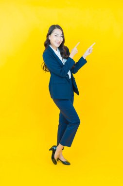 Portre güzel Asyalı kadın gülümsüyor. Renkli arka planda hareket var.