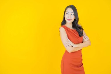 Portre güzel Asyalı kadın gülümsüyor. Renkli arka planda hareket var.