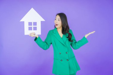 Ev ya da kağıt tabelalı güzel Asyalı kadın portresi