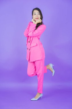 Portre güzel Asyalı kadın gülümsüyor. Renkli arka planda hareket var.