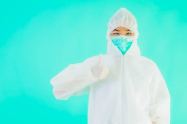 Güzel, genç Asyalı doktor kadın portre. Koronavirüsten ya da mavi arka planda kovid19 'dan korunmak için ppe ya da kişisel koruyucu ekipman takıyor.