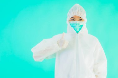 Güzel, genç Asyalı doktor kadın portre. Koronavirüsten ya da mavi arka planda kovid19 'dan korunmak için ppe ya da kişisel koruyucu ekipman takıyor.