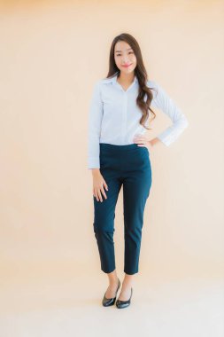 Güzel Asyalı iş kadını portresi izole edilmiş renk arka planında iş başında