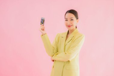 Renkli kredi kartıyla güzel Asyalı iş kadını portresi