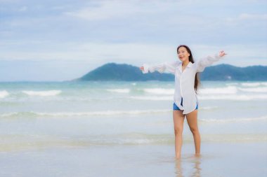 Güzel bir Asyalı kadının portresi. Plaj okyanusunda rahatla. Tatil gezisinde gülümse.