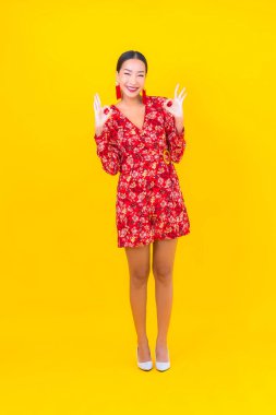 Güzel bir Asyalı kadının portresi Çin 'in yeni yıl konseptinde gülümsüyor. Renkli arka plan üzerine.