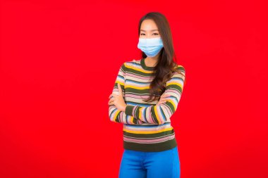 Korunmak için maske takmış güzel bir Asyalı kadın.