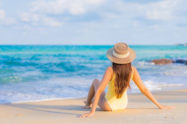 Güzel bir Asyalı kadının portresi. Rahatlayın. Plaj okyanusunda tatil yaparken gülümseyin.