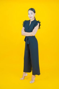 Portre güzel Asyalı kadın gülümsüyor. Renkli arka planda hareket var.