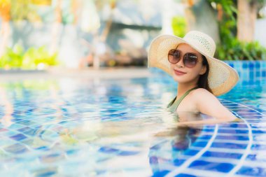 Güzel bir Asyalı kadın portresi. Tatilde dinlenmek için otel havuzunda dinleniyor.