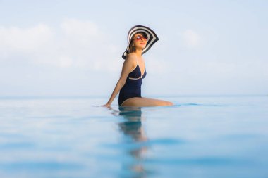 Güzel bir Asyalı kadın portresi. Tatilde dinlenmek için otel havuzunda dinleniyor.