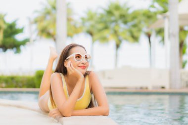 Güzel bir Asyalı kadın portresi. Rahatlayın. Tatil gezilerinde yüzme havuzunda rahatlayın.