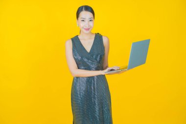 Asyalı güzel bir kadının portresi bilgisayarla izole edilmiş arka planda gülümsüyor.