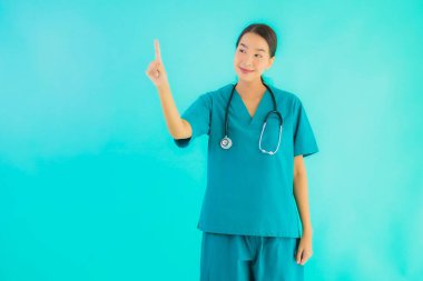 Güzel, genç Asyalı doktor kadının portresi. Hastane ve klinikte çalışmak için mutlu bir gülümseme.