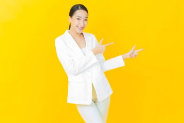 Portre güzel Asyalı kadın gülümsüyor. Renkli arka planda hareket var.